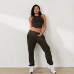 Lounge ribbed racer back top x jess hunt pesty mustaksi vaatteet naiset D46R26803 - Image 4